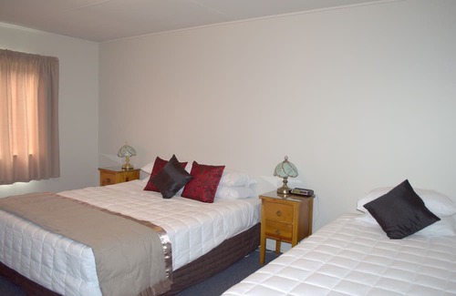 Franz Josef Glacier Maison | Central & Relaxing, park up and enjoy rainforest views.