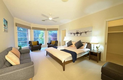 Heathcote Autre | Bring everyone together in this Heathcote Homestead with pool & vineyard.