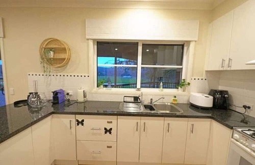 Heathcote Autre | Bring everyone together in this Heathcote Homestead with pool & vineyard.
