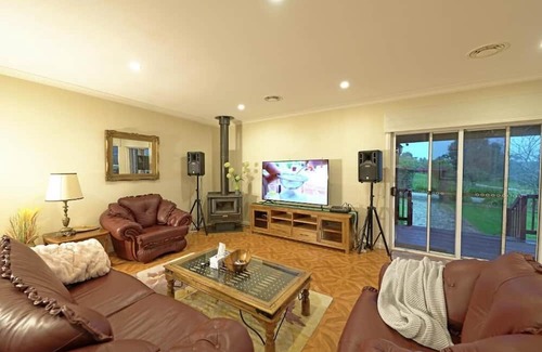 Heathcote Autre | Bring everyone together in this Heathcote Homestead with pool & vineyard.