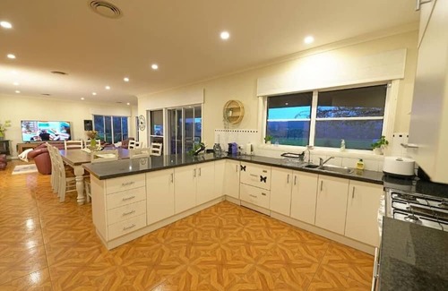 Heathcote Autre | Bring everyone together in this Heathcote Homestead with pool & vineyard.