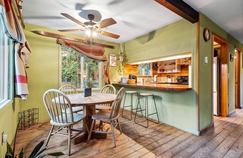 Baring Maison | Huckleberry Cottage - new hot tub, nearby river access!