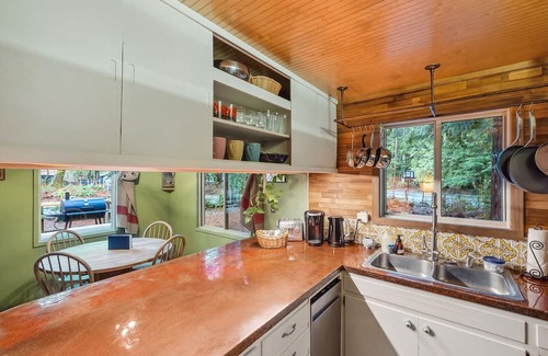 Baring Maison | Huckleberry Cottage - new hot tub, nearby river access!