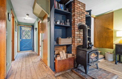 Baring Maison | Huckleberry Cottage - new hot tub, nearby river access!