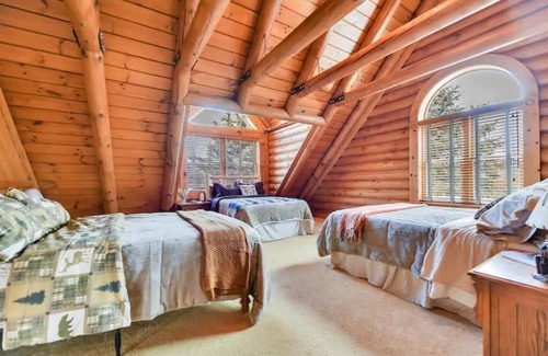 Decker Cabine | The Amazing Wolf Lodge