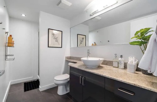 Beltline Appartement | King Bed , VIP 2 Bedroom, Walk to Saddledome , UG Stall , AC, Mins to Saddledome