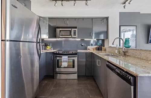 Beltline Appartement | King Bed , VIP 2 Bedroom, Walk to Saddledome , UG Stall , AC, Mins to Saddledome