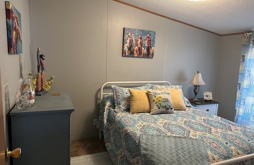 Mc Dougal Autre | Country View Escapes located in Piggott Arkansas 72454 Cozy, relaxing atmosphere