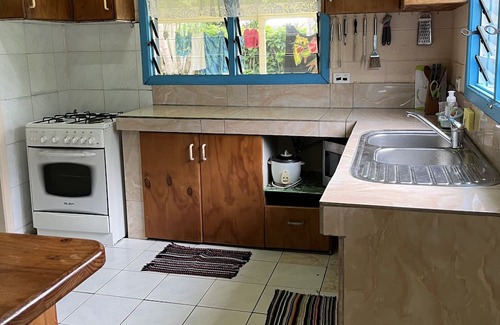 Avarua Maison | Modern spacious home - Mountain-side views, 10 minute walk to the beach.