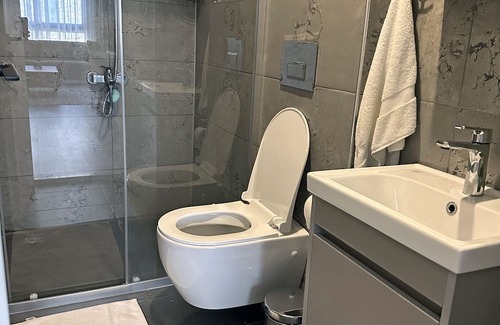 Gazipasa Appartement | Hillside Luxury: Modern 1-BR, 10-Min Walk to Gazipasa Center & Beach