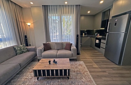 Gazipasa Appartement | Hillside Luxury: Modern 1-BR, 10-Min Walk to Gazipasa Center & Beach