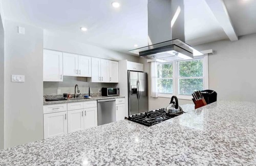 Egg Harbor Township Maison | Suburban Retreat for 16!