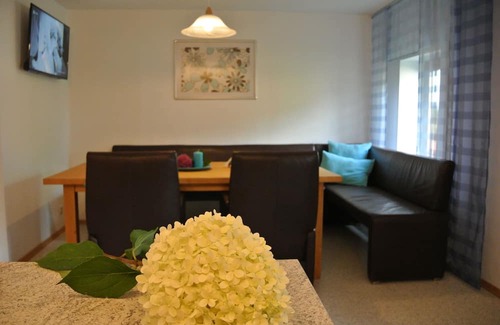 Korbach Appartement | Ruhige Fewo Gutsweg Mit Wasserbett in KB Meineringhausen für Familien & Monteure