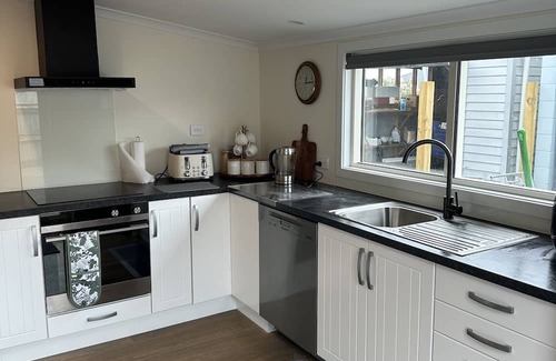 Timaru Maison | Beautifully renovated duck back cottage Close to Bay and town