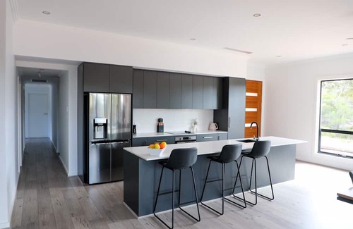 Monash Maison | River access, bush views, newly renovated house, 5 minutes to town.