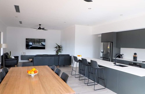 Monash Maison | River access, bush views, newly renovated house, 5 minutes to town.