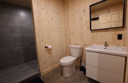 Sainte-Seraphine Cabine | Le Lodge Vous Offre une Expérience Paisible et Immersive en Zone Agricole