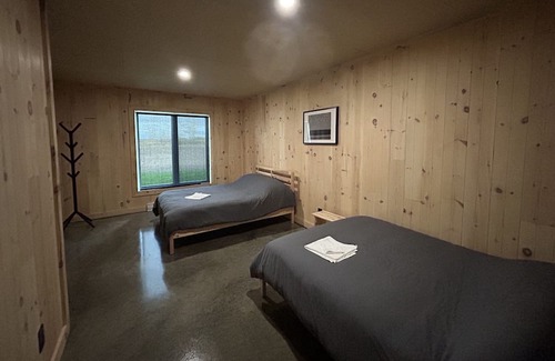Sainte-Seraphine Cabine | Le Lodge Vous Offre une Expérience Paisible et Immersive en Zone Agricole