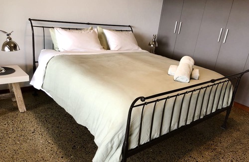 Fernmount Appartement | Stylish Hilltop Escape, Full Mountain Views