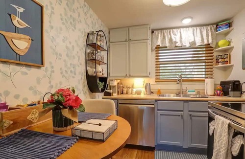 Texarkana Maison | Pecan Carriage House: Stylish, cozy, & safe