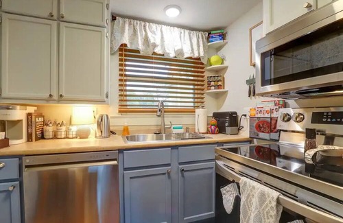 Texarkana Maison | Pecan Carriage House: Stylish, cozy, & safe