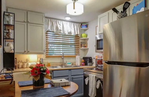 Texarkana Maison | Pecan Carriage House: Stylish, cozy, & safe