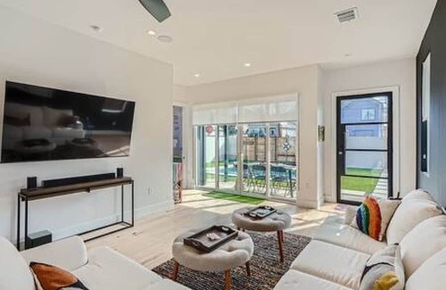 Chestnut Maison | New! 4 BDRM w/POOL Mins To DT