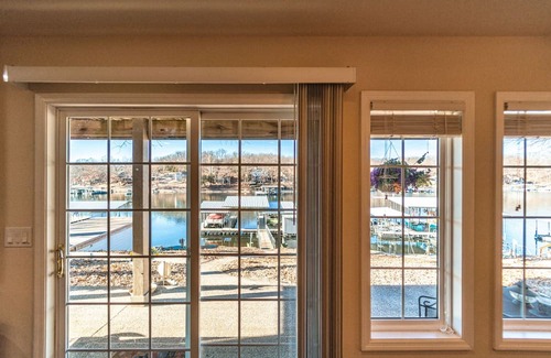 Lake Ozark Maison | Lake Escape – Spectacular 3 BDR in Prime Location w/Private Dock and Boat Slip!