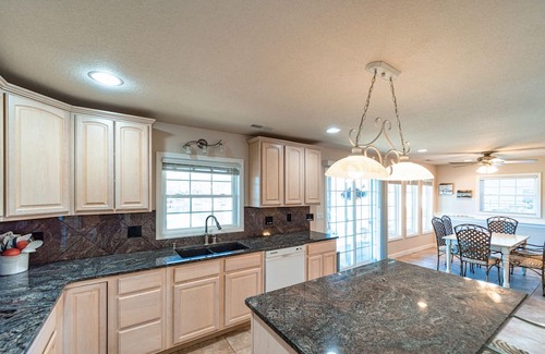 Lake Ozark Maison | Lake Escape – Spectacular 3 BDR in Prime Location w/Private Dock and Boat Slip!