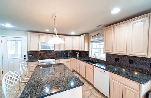 Lake Ozark Maison | Lake Escape – Spectacular 3 BDR in Prime Location w/Private Dock and Boat Slip!