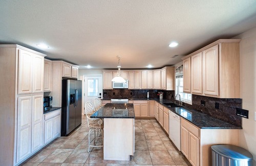 Lake Ozark Maison | Lake Escape – Spectacular 3 BDR in Prime Location w/Private Dock and Boat Slip!