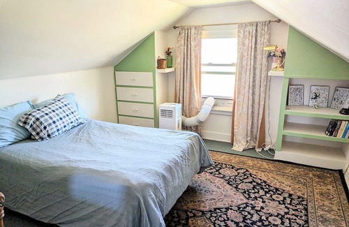 Lynden Maison | Downtown Dutch Craftsman - Walk to Downtown!