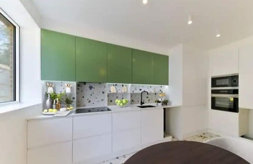 Redhill Maison | Big 4 Bed House, Close to Gatwick -15 mins