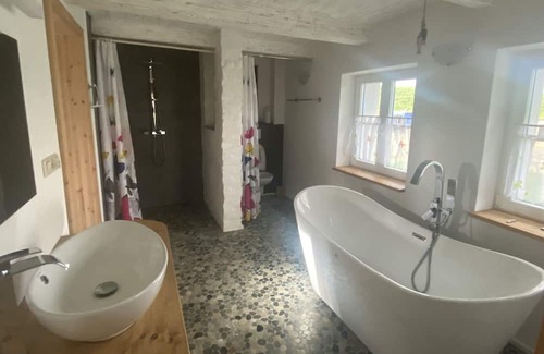 Oberndorf Maison | Reetdachkate am Deich auf Großem Grundstück