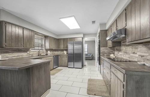 Broadmoor Maison | Large modern cozy spacious home great Location 2min from interstate Private yard