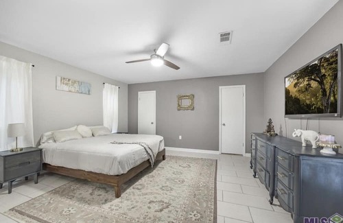 Broadmoor Maison | Large modern cozy spacious home great Location 2min from interstate Private yard