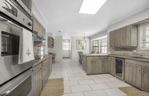 Broadmoor Maison | Large modern cozy spacious home great Location 2min from interstate Private yard