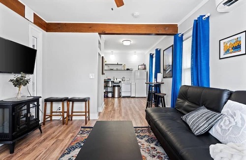 North Kansas City Appartement | Lovely 1BR 2ndFloor Apt Desirable Location