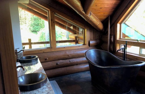 Eugene Maison | Spectacular log lodge on 5 acres of parkland 10 minutes from the city of Eugene