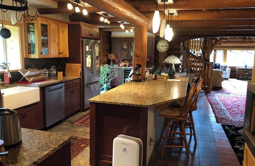 Eugene Maison | Spectacular log lodge on 5 acres of parkland 10 minutes from the city of Eugene