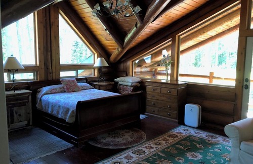 Eugene Maison | Spectacular log lodge on 5 acres of parkland 10 minutes from the city of Eugene