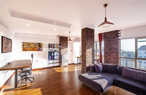 Maltepe Appartement | Sleek Flat near Public Transportation in Maltepe