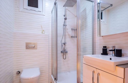 Maltepe Appartement | Sleek Flat near Public Transportation in Maltepe