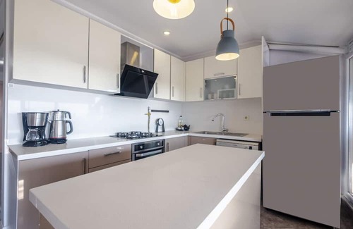 Maltepe Appartement | Sleek Flat near Public Transportation in Maltepe