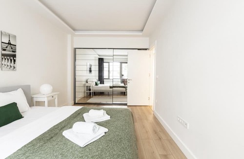 Macka Appartement | Sleek and Central Flat with Backyard in Besiktas