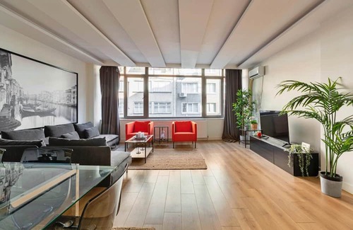 Macka Appartement | Sleek and Central Flat with Backyard in Besiktas