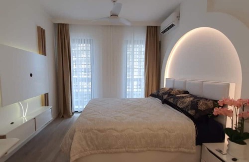Maini Appartement | Luminous Apartment with Balcony near Budva Riviera