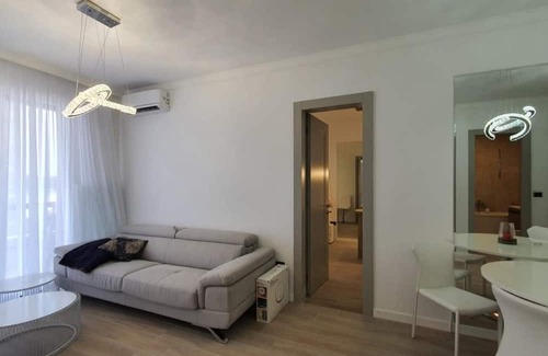 Maini Appartement | Luminous Apartment with Balcony near Budva Riviera