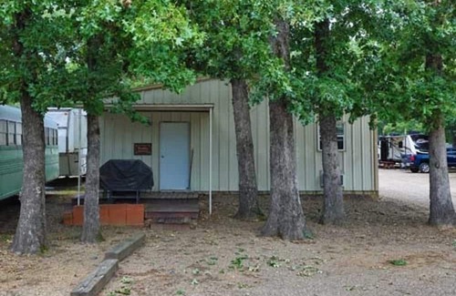 Hugo Cabine | Shady Oaks RV Resort 3 Bed Bunk House Cabin