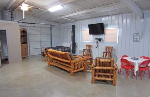 Hugo Cabine | Shady Oaks RV Resort 3 Bed Bunk House Cabin